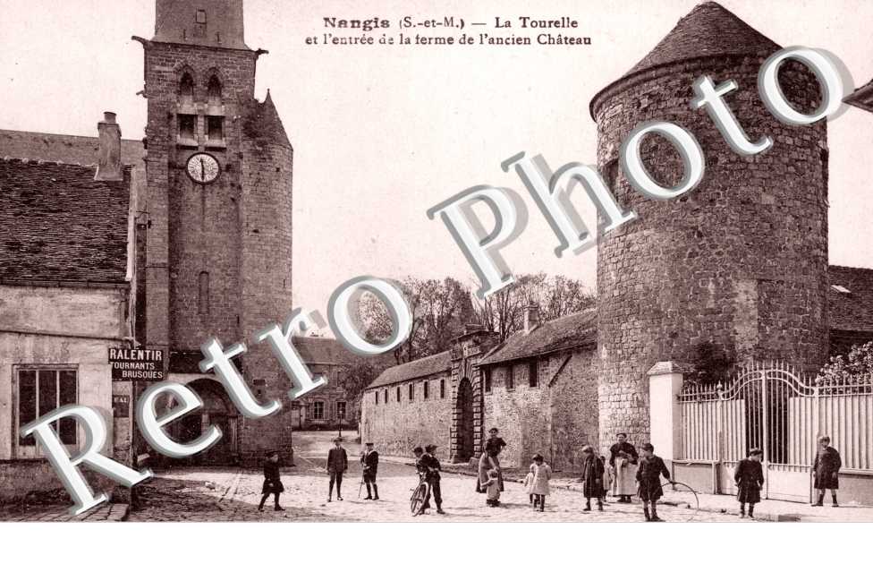 la Tourelle et l'Entree de la ferme de l'ancien Chateau