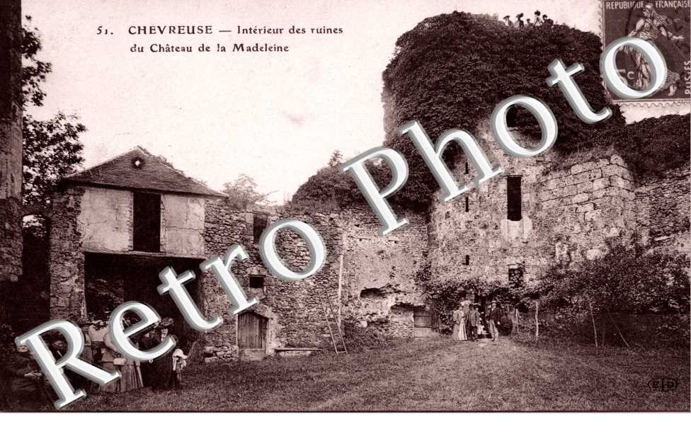 Interieur des ruines  du Chateau de La Madeleine