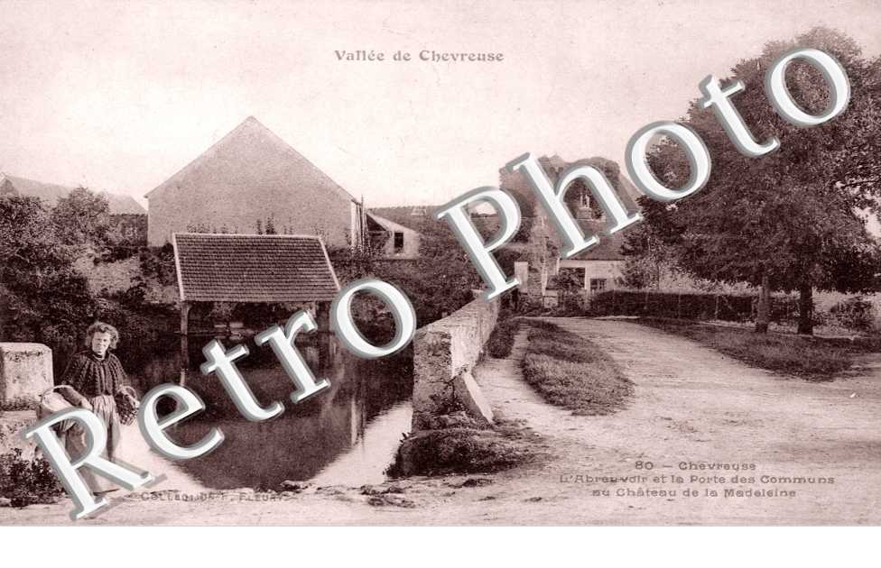 L&#039;abreuvoir et la porte des communs au Château de La Madeleine