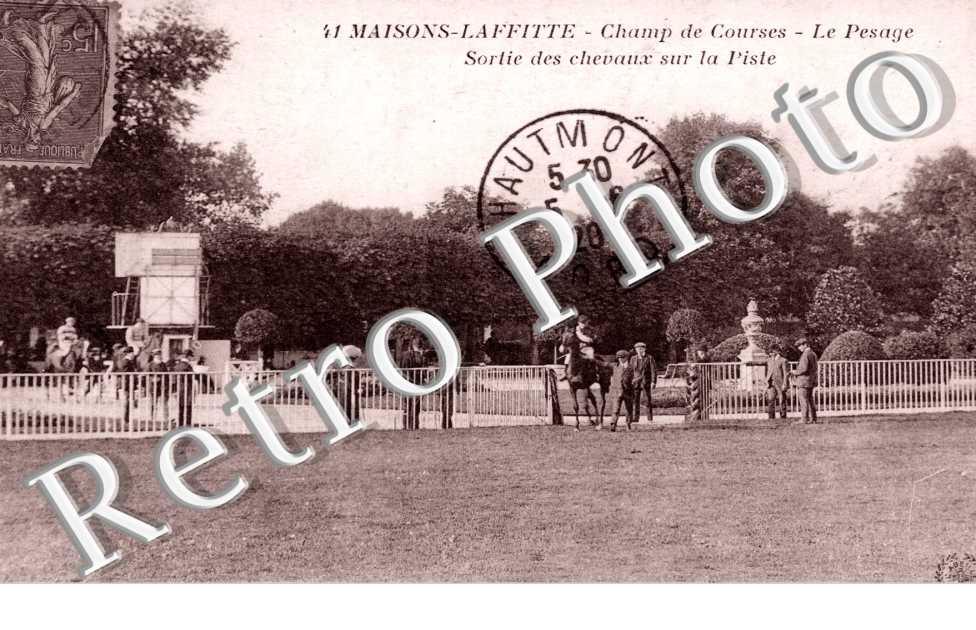 Champ de Courses, le Pesage et sortie des Chaveaux sur la Piste