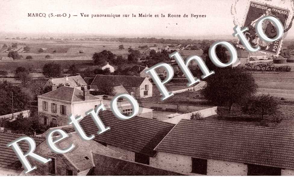 Vue panoramique sur la mairie et la route de Beynes