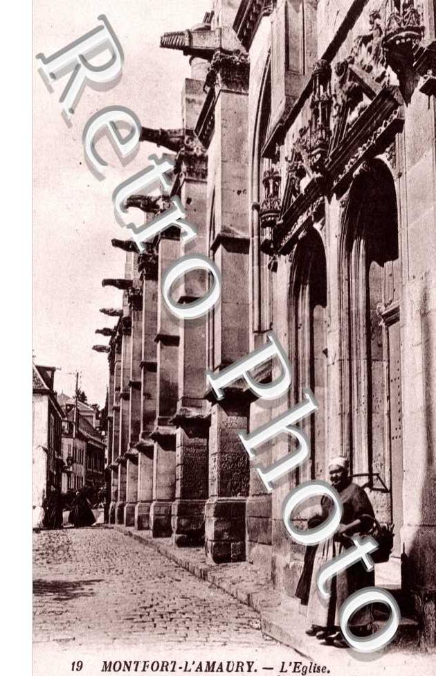 Porte Latérale et Gargouilles de l&#039;Eglise