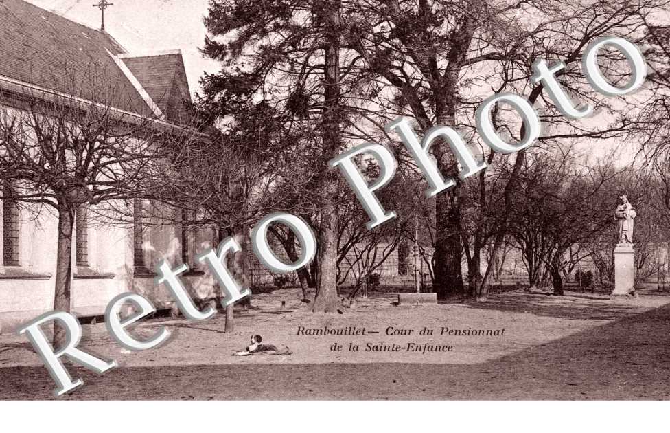 Cour du pensionnat de la Sainte Enfance