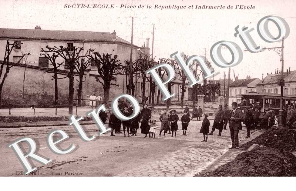 la Place de la Republique et l&#039;Infirmerie de l&#039;Ecole