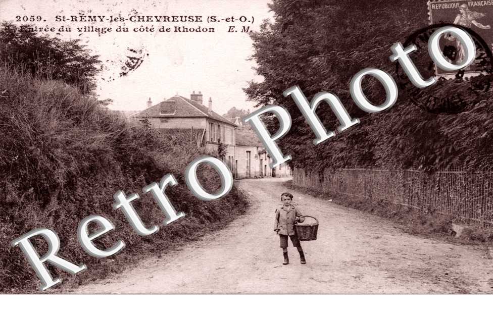 Entree du village du cote de Rhodon