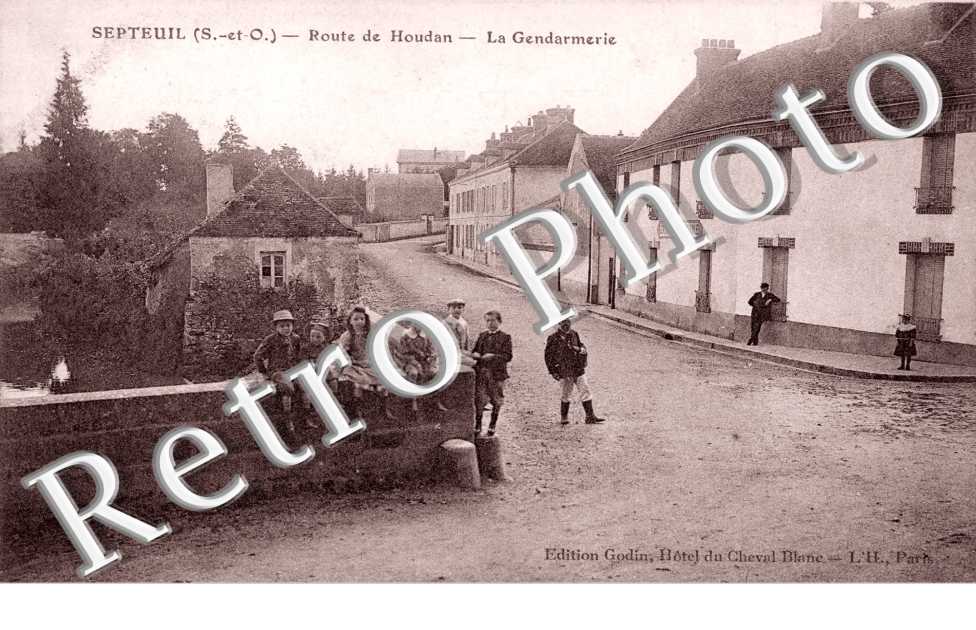 Route de Houdan, la Gendarmerie