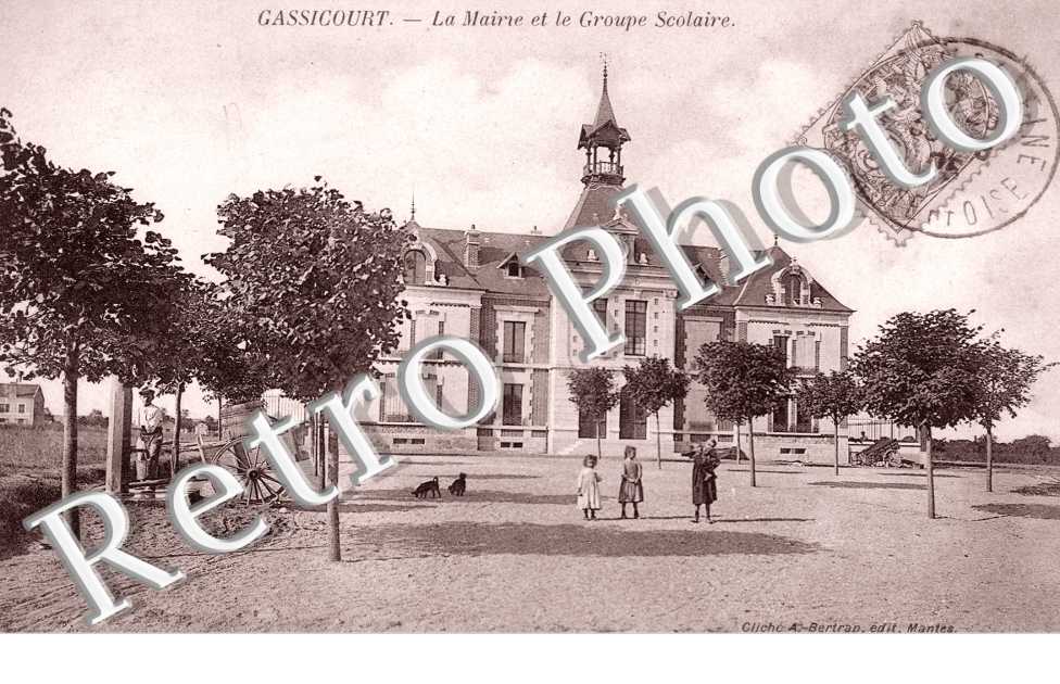 la Mairie et le Groupe Scolaire