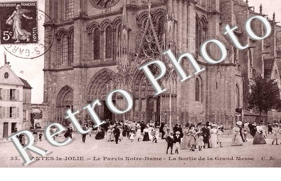 Mantes La Jolie, le Parvis de Notre Dame, Sortie de la Grand Messe
