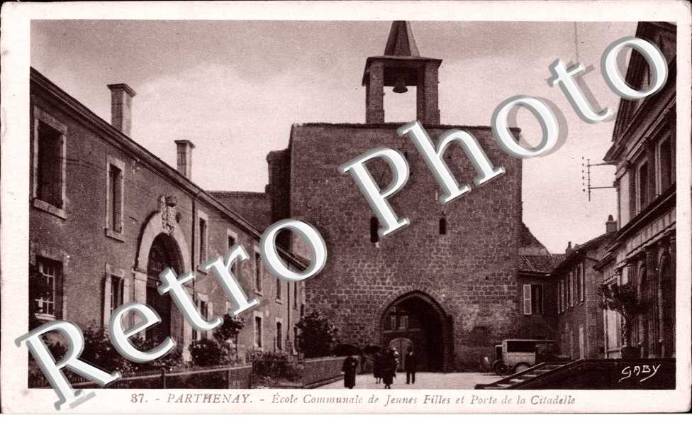 ecole communale de jeunes filles et Porte de la Citadelle