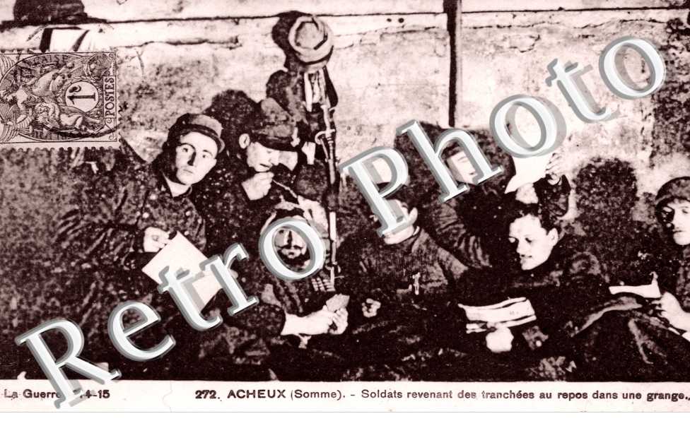 Soldats revenant des tranchees au repos dans une grange
