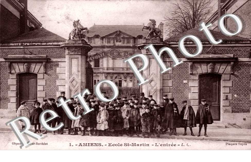 L'Entree Ecole Saint Martin et ses ecoliers