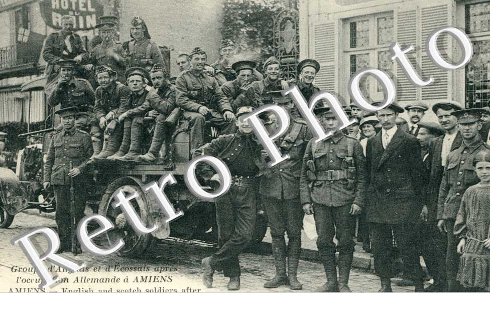Groupe d'anglais et d'ecossais apres l'occupation allemande