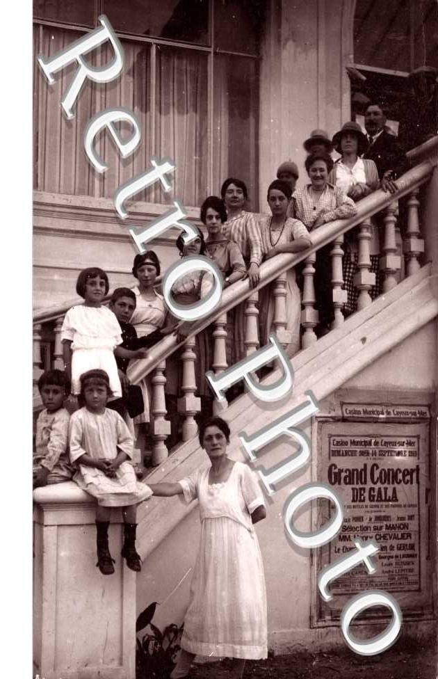 groupe de dames et enfants sur un escalier - affiche concert 1919