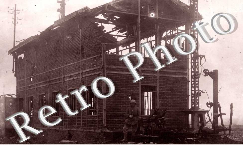la gare en ruines avec militaire allemand 