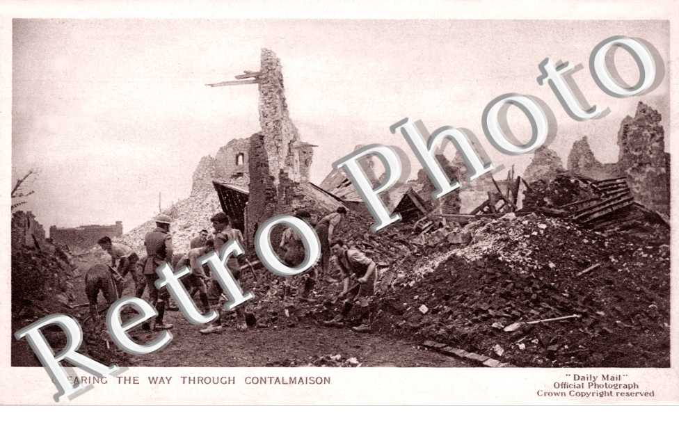 Les tommies deblayent la route apres le bombardement par l&#039;artillerie britannique