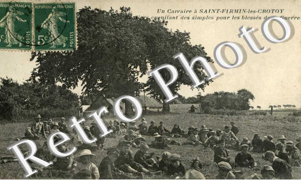 un calvaire à Saint-Firmin-les-Crotoy. Ecoliers cueillant des simples pour les blessés de la guerre