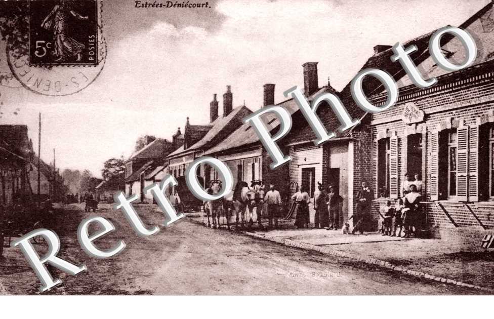 ( une rue du village )