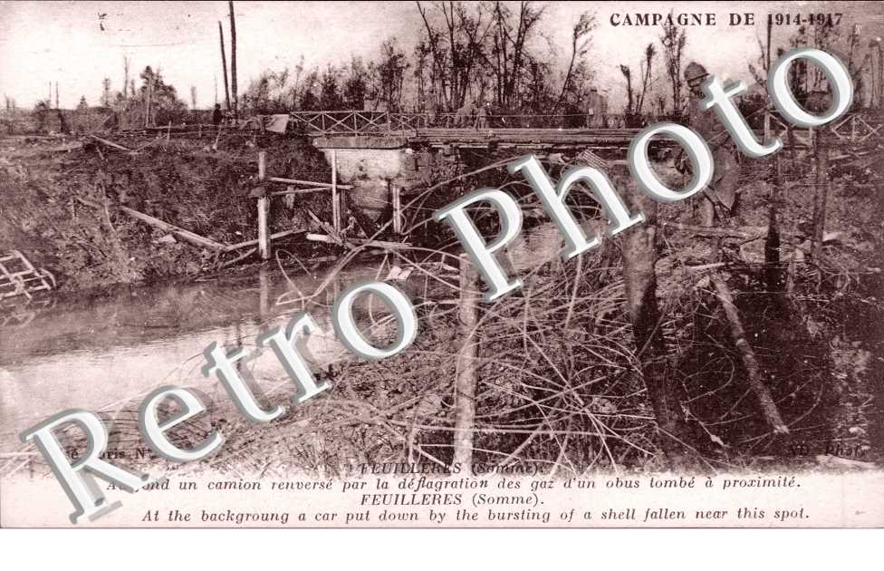 Au fond, un camion renverse par la deflagration des gaz d&#039;un obus...