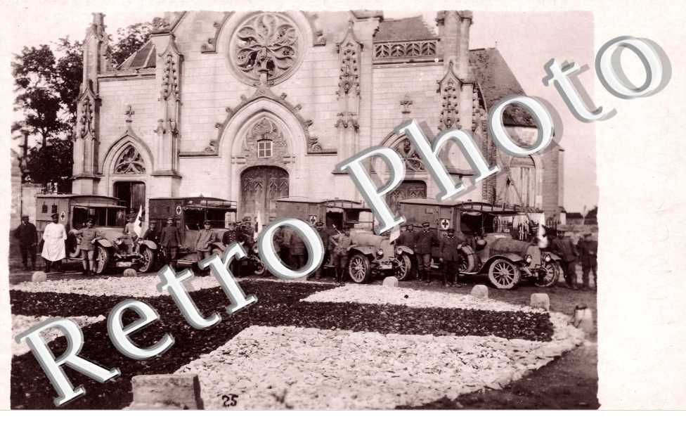 Les ambulances militaires devant l&#039;Eglise