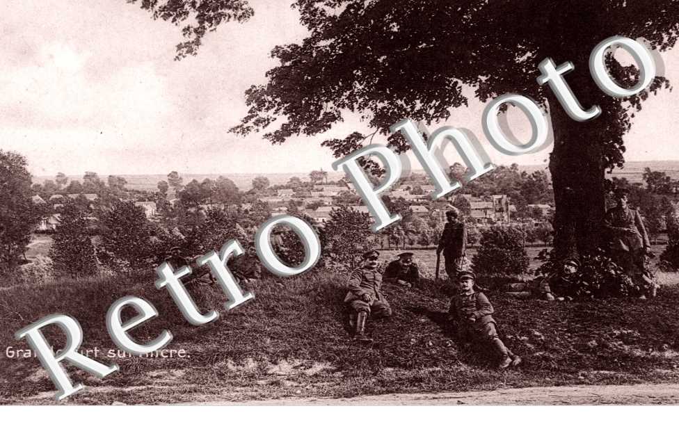 (des soldats et vue generale du village)