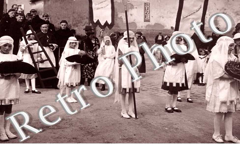 (une procession religieuse conduite par de jeunes enfants)