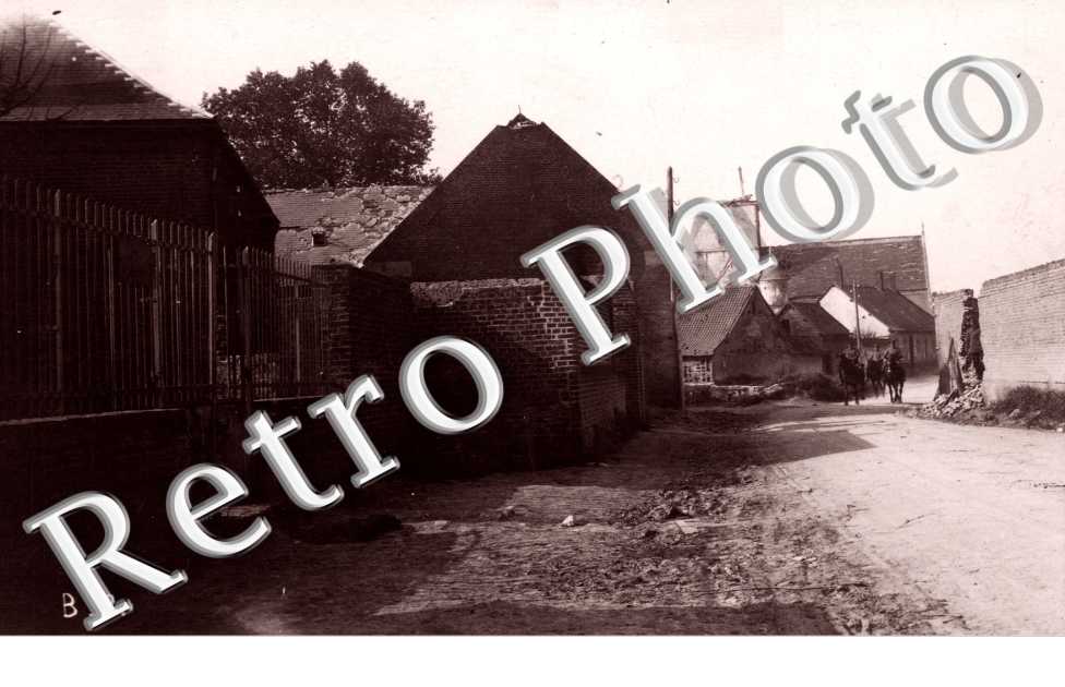 Une Rue vers eglise  - carte postale militaire allemande