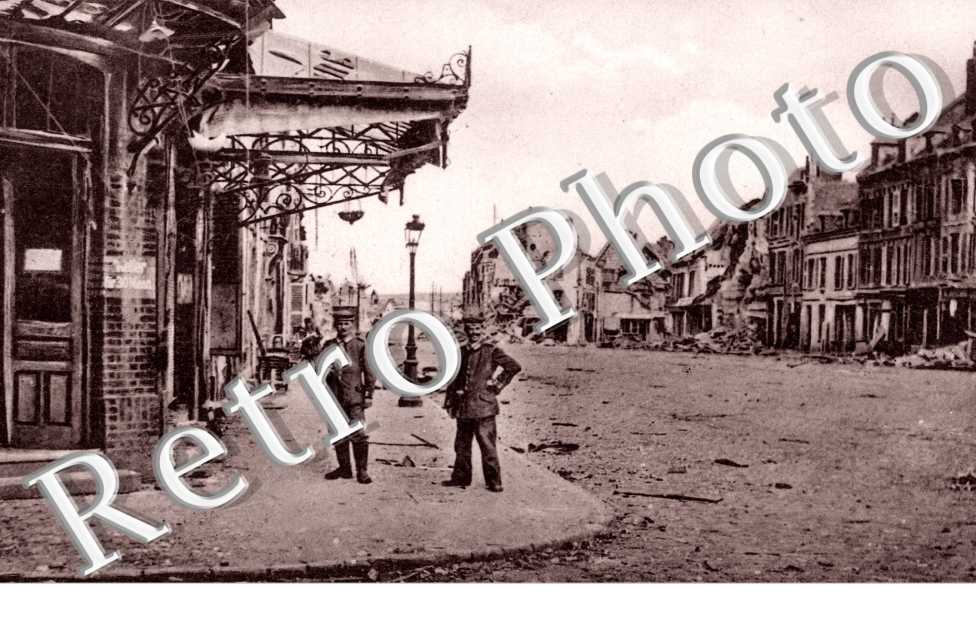 militaires allemands et rue en ruines