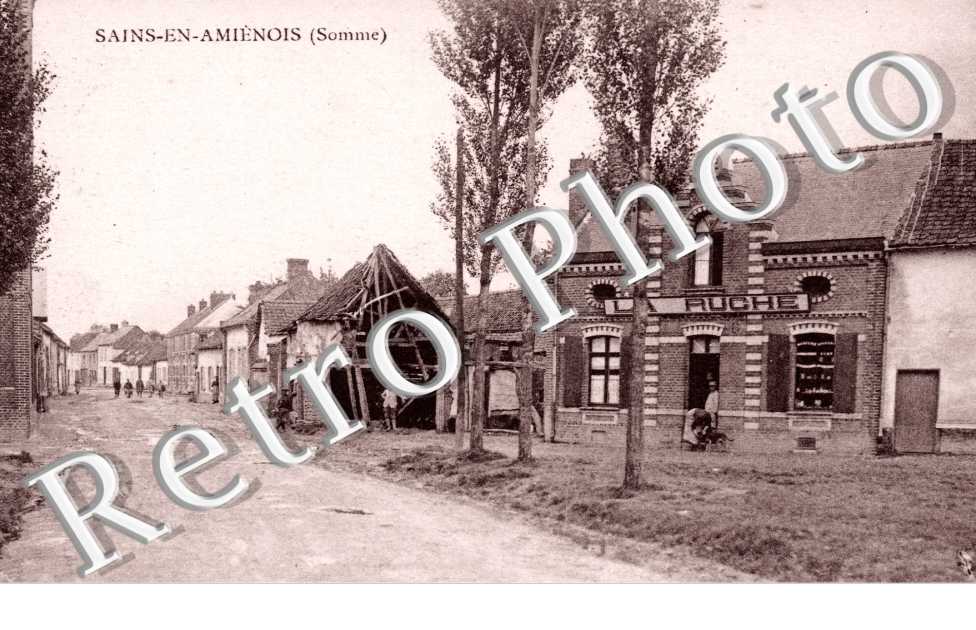 ( une rue du village )