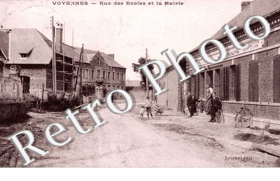 rue des Ecoles et la mairie