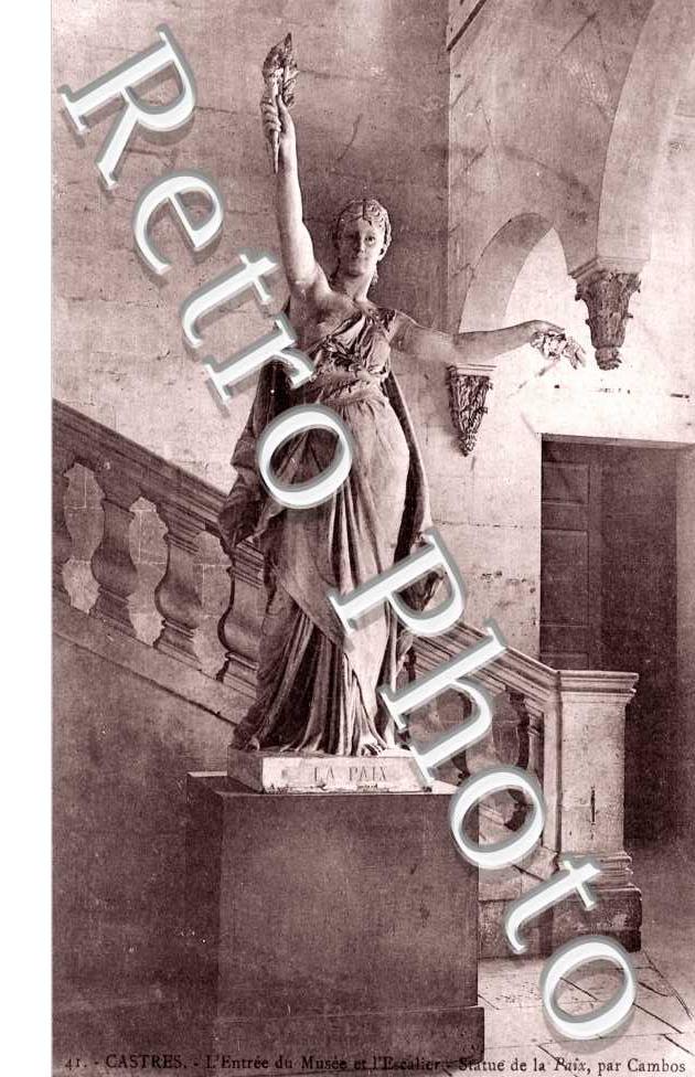 entree du Musee escalier et statue de la paix