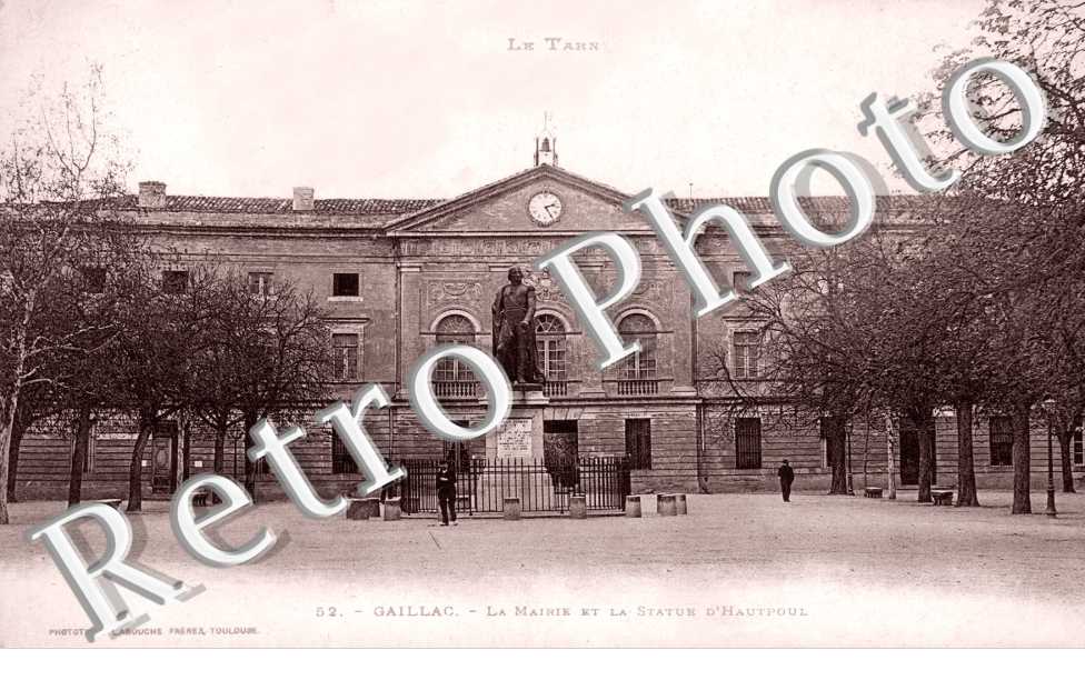 la Mairie et la Statue d'Hautpoul