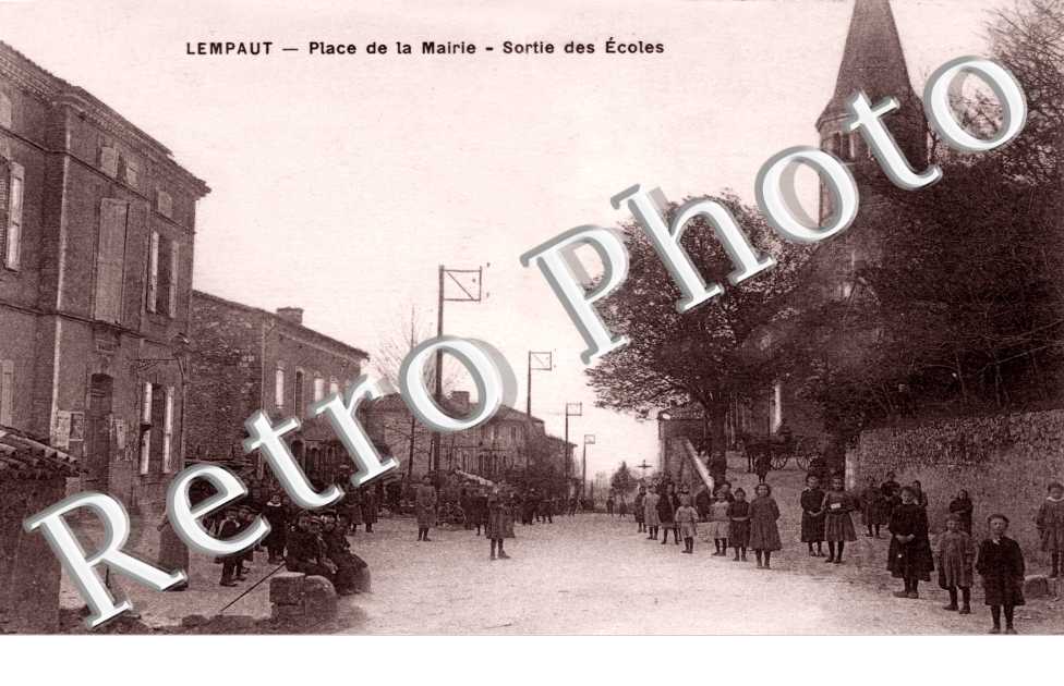 Place de la mairie - sortie des ecoles