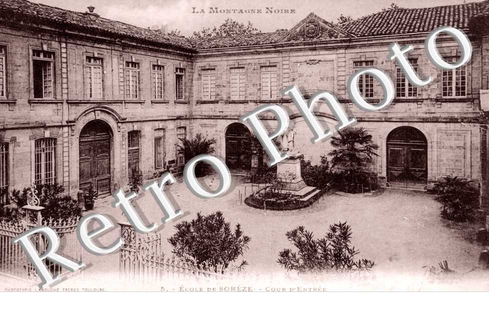 Cour d'entree de l'Ecole