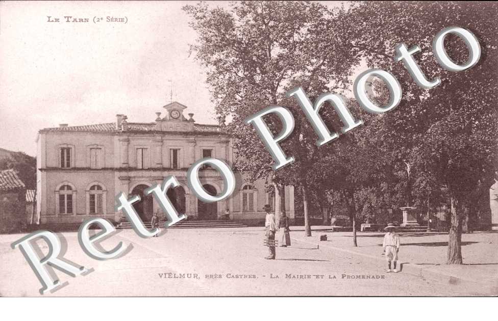 La mairie et la promenade