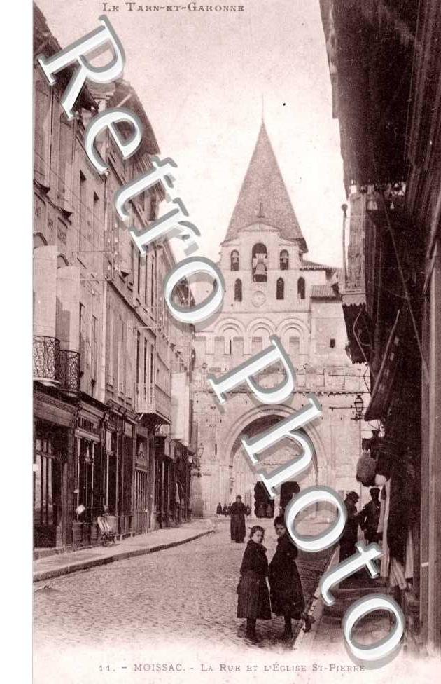 la Rue et l&#039;Eglise Saint-Pierre