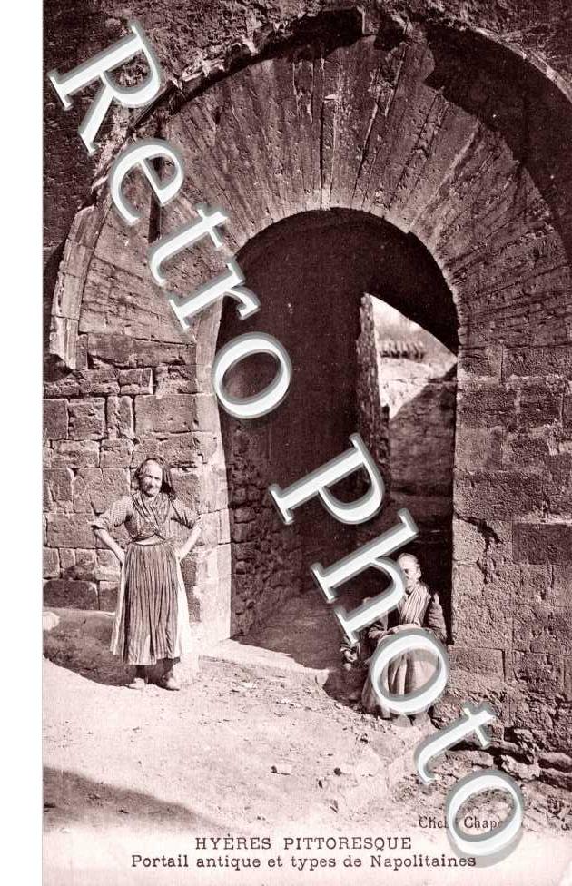 Le Portail antique et types de Napolitaines