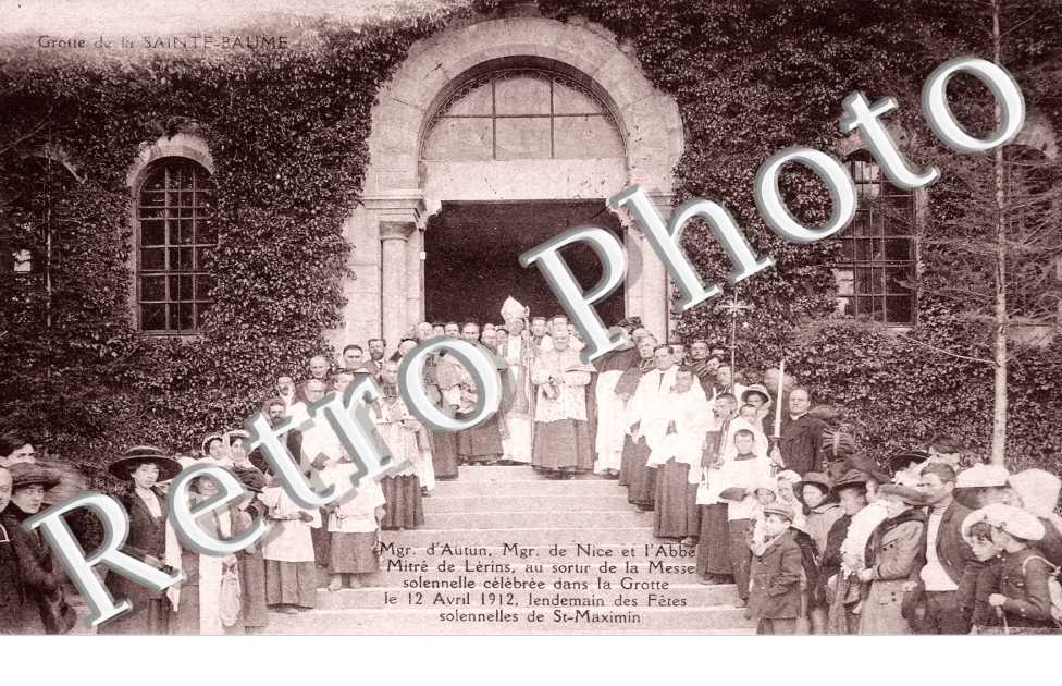 Grotte de  LA SAINTE BAUME - Sortie de la Messe solennelle celebrée dans la Grotte 1912