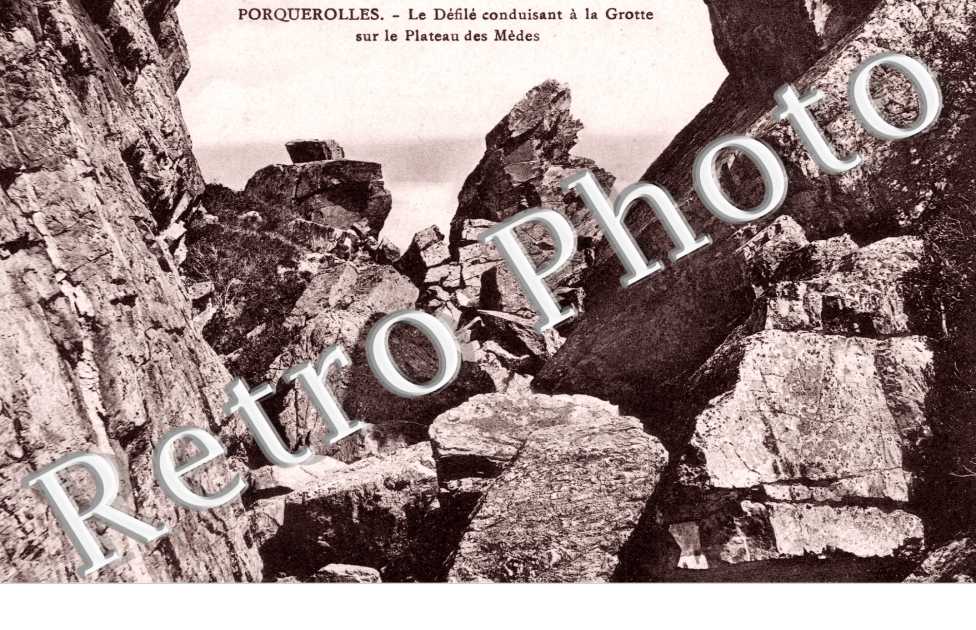 Le Defile conduisant a la Grotte sur le Plateau des Medes