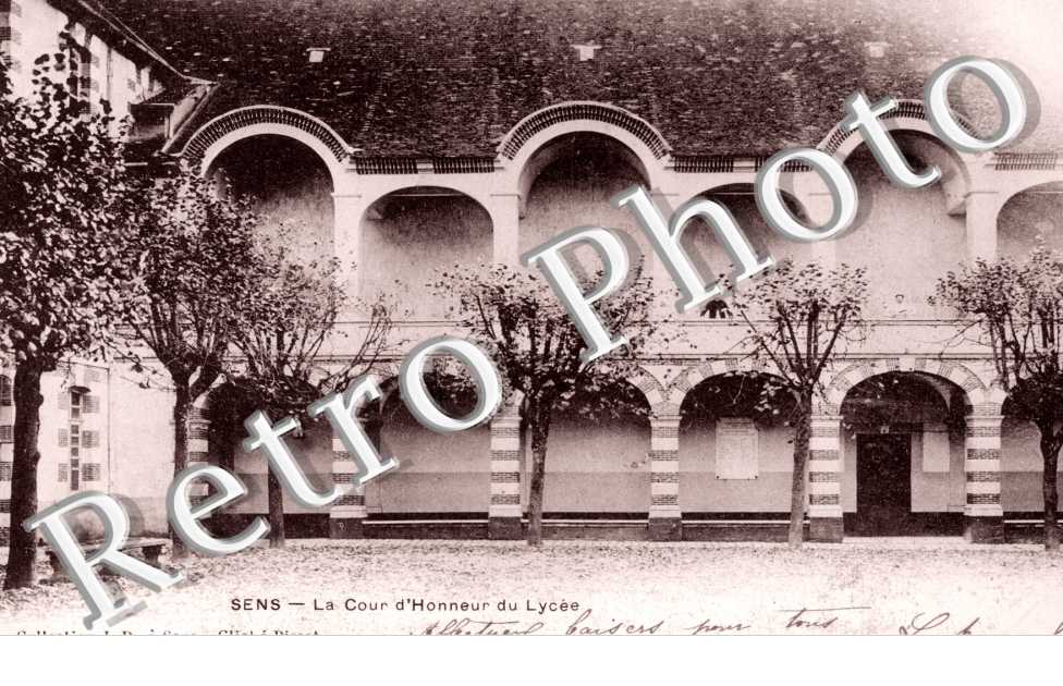 la Cour d'Honneur du Lycee