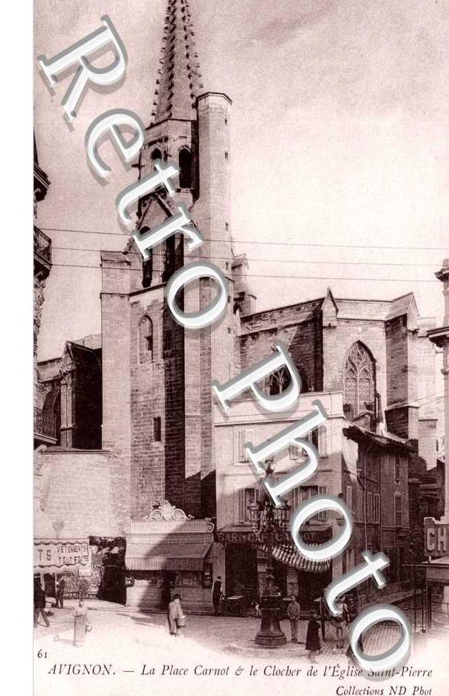 la Place Carnot et le Clocher de l&#039;Eglise Saint-Pierre