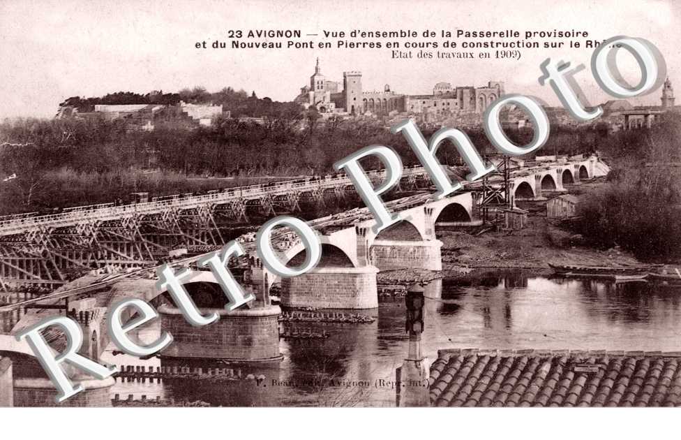 Vue d'Ensemble de la Passerelle Provisoire et du Nouveau Pont en Pierres en cours de reconstruction