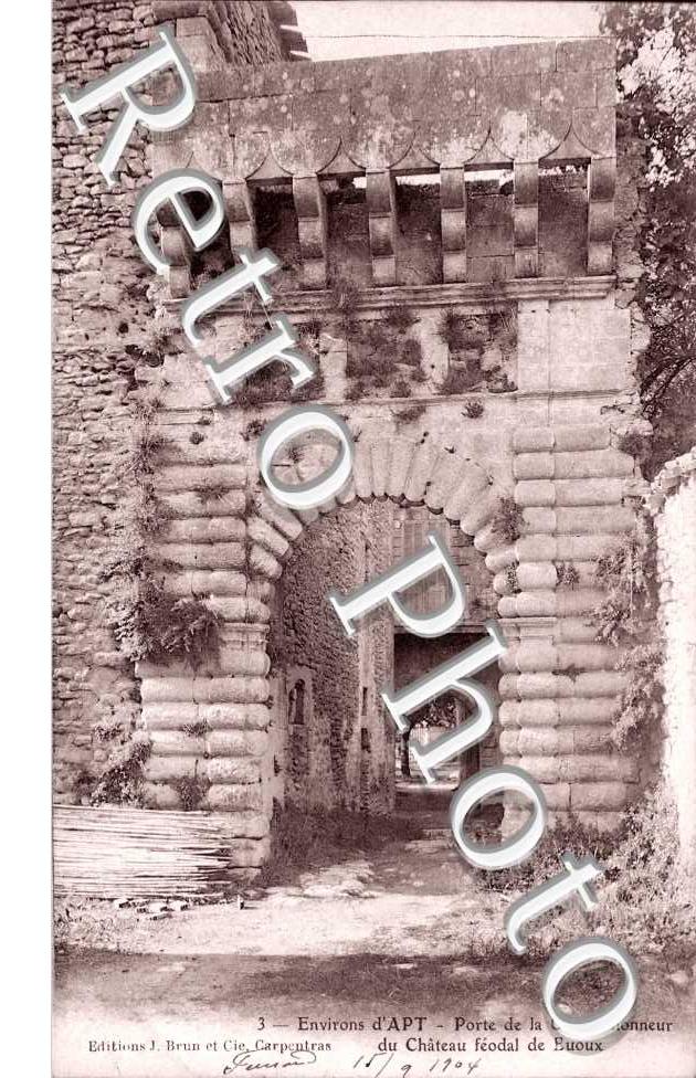 Porte de la Cour d'Honneur du Chateau feodal