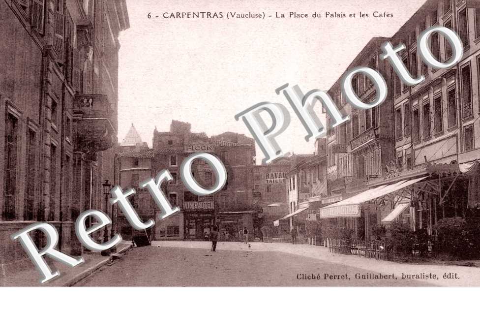 la Place du Palais et les Cafes