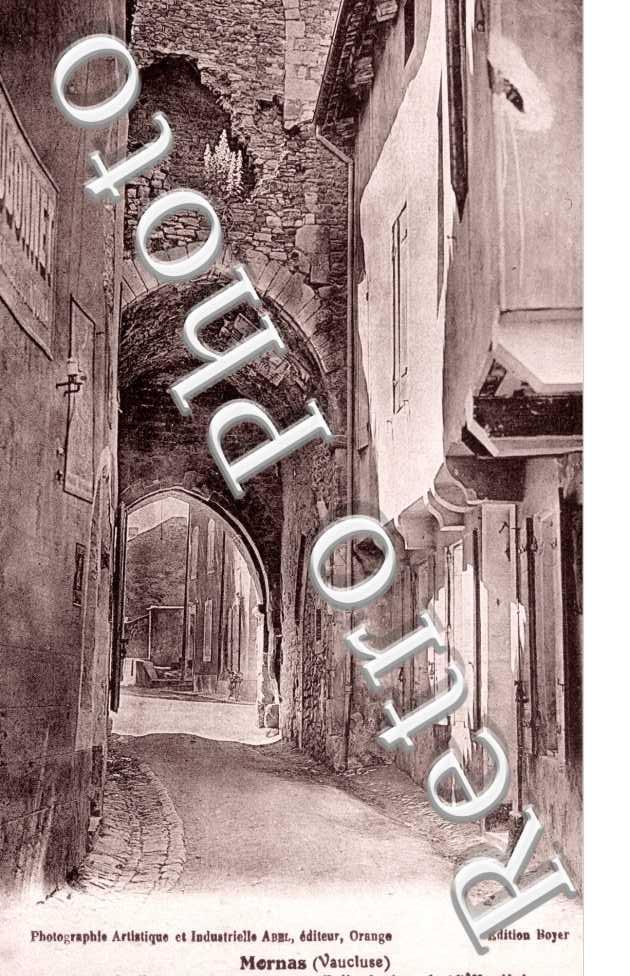 le portail, vue interieure, belle fenetre du XVIIe siecle