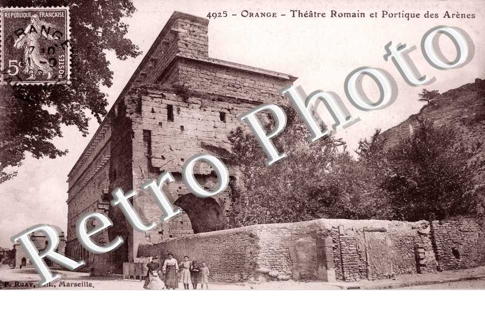 le Theatre Romain et le Portique des Arenes