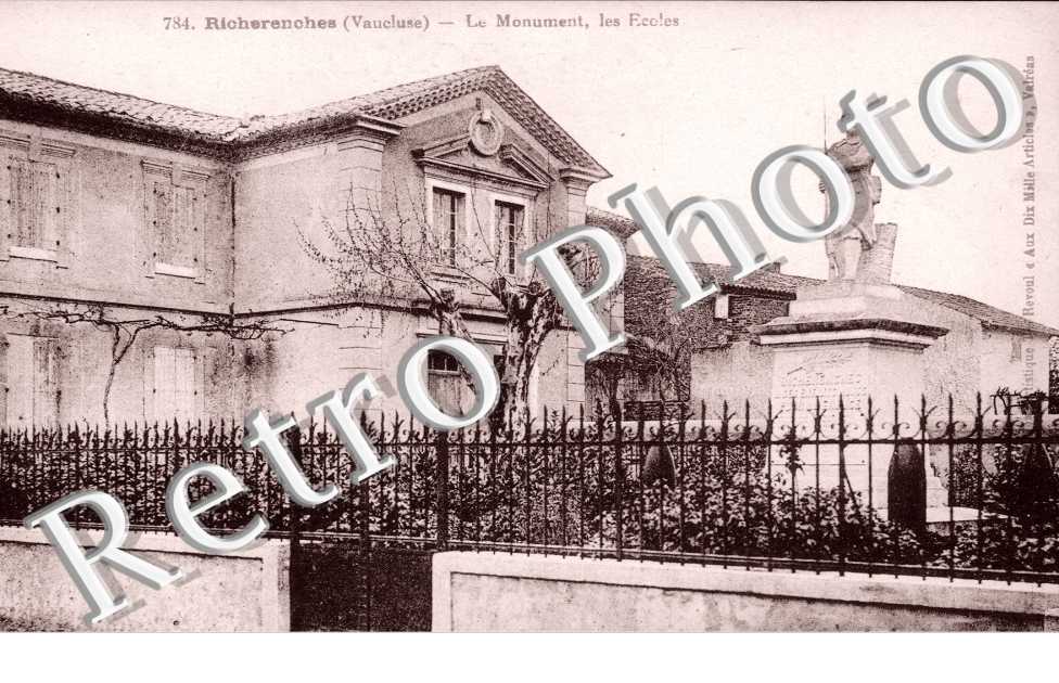 Le monument - les ecoles