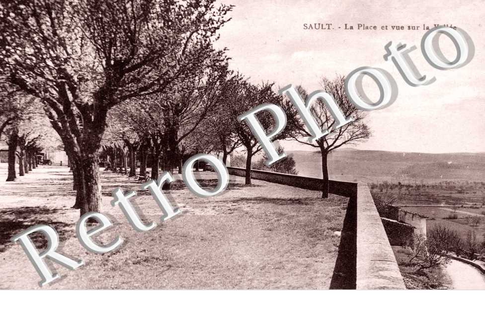 La place et vue sur la vallee