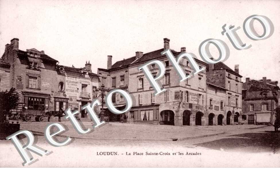 la Place Sainte-Croix et les Arcades