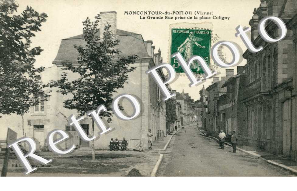 Moncontour-du-Poitou, la Grande Rue prise de la Place Coligny