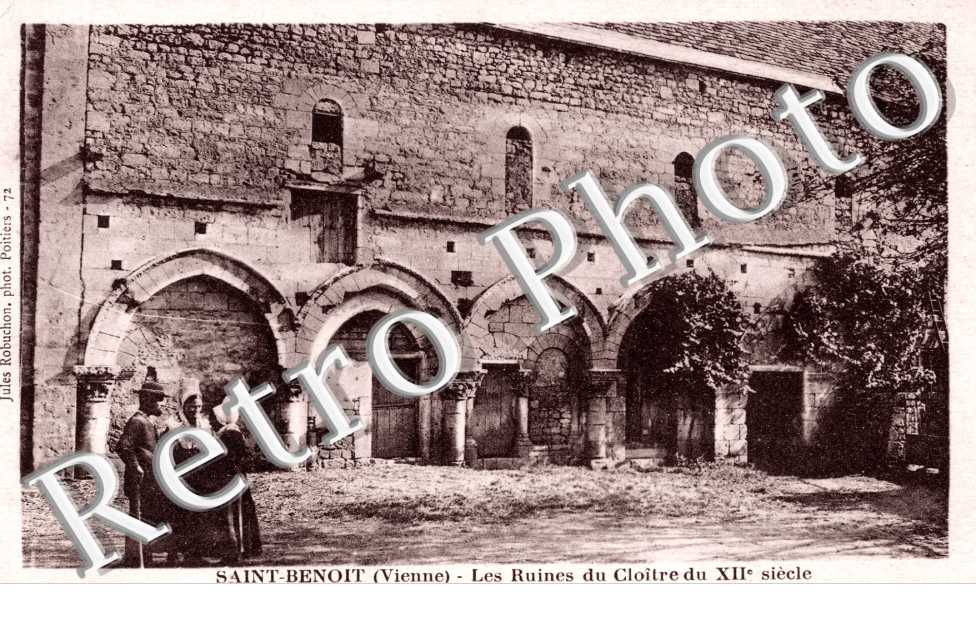Les ruines du cloitre du XIIe siecle